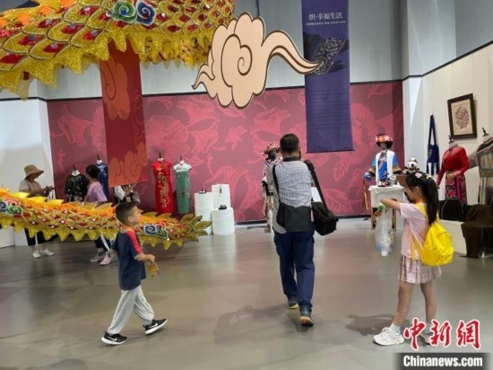 市民參觀展覽。祝歡 攝