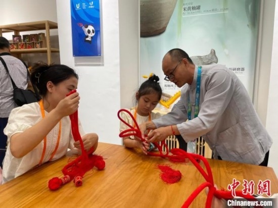 市民體驗制作吉祥如意結(jié)。祝歡 攝