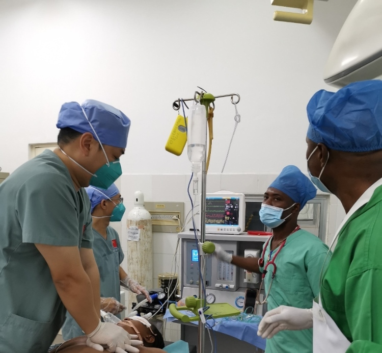 麻醉科李學(xué)斌醫(yī)生和手術(shù)室護(hù)士趙鈺進(jìn)行復(fù)蘇搶救。中國第二十九批援幾內(nèi)亞醫(yī)療隊(duì)供圖