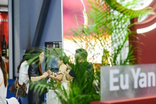 RCEP成員國企業(yè)亮相第三屆消博會。2023年4月12日，參觀者在新加坡企業(yè)余仁生的展臺了解產(chǎn)品。新華社記者王澤聰攝