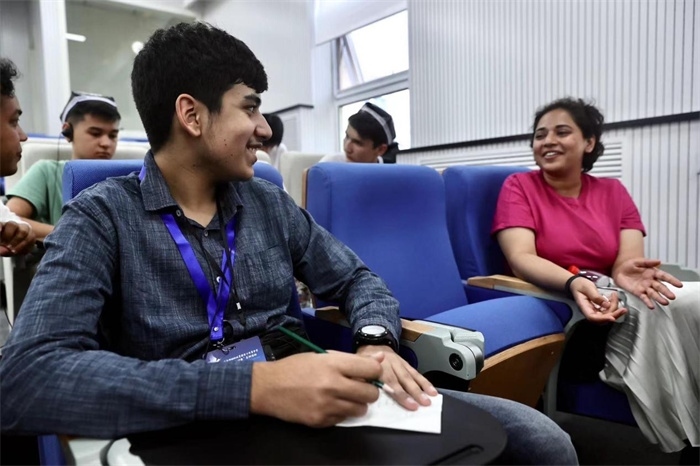 “上合小記者”在中國傳媒大學(xué)外語學(xué)院采訪留學(xué)生。中新社供圖