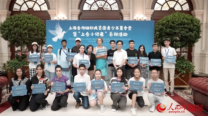 主辦單位為“上合小記者”頒發(fā)證書。實習(xí)生 方明軒攝