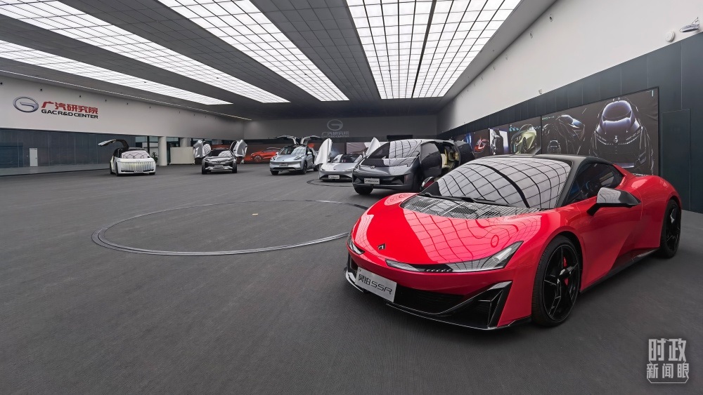 今年4月，習(xí)近平考察廣汽埃安新能源汽車股份有限公司，了解企業(yè)推動制造業(yè)高端化、智能化、綠色化等情況。（總臺央視記者石丞拍攝）