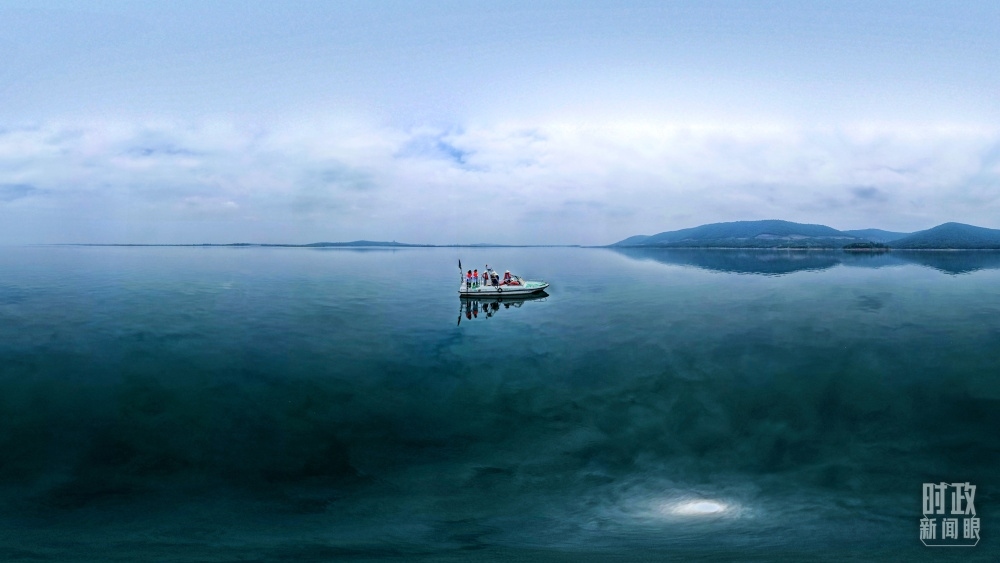 丹江口水庫，工作人員正在采集水樣。（總臺國廣記者李晉拍攝）