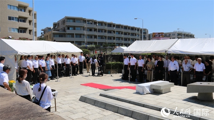 參加紀(jì)念活動者全體起立默禱。人民網(wǎng) 許可攝