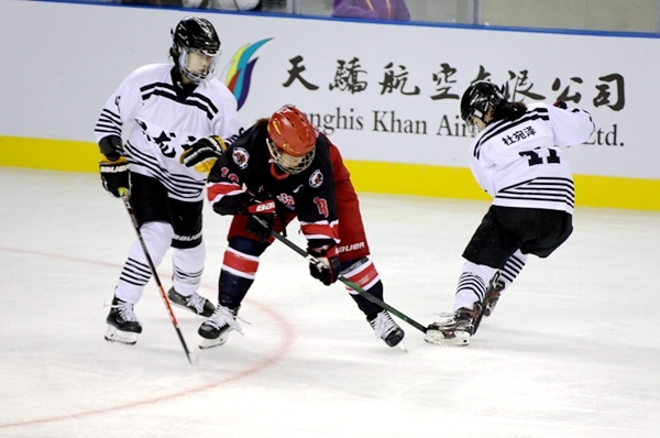 上海隊田博雅(中)與黑龍江隊杜宛澤爭搶。人民網(wǎng)記者 胡雪蓉攝