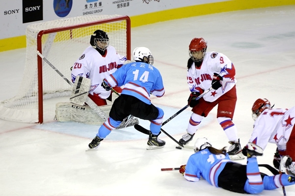 廣東隊球員與北京隊球員禁區(qū)混戰(zhàn)。人民網(wǎng)記者 胡雪蓉攝