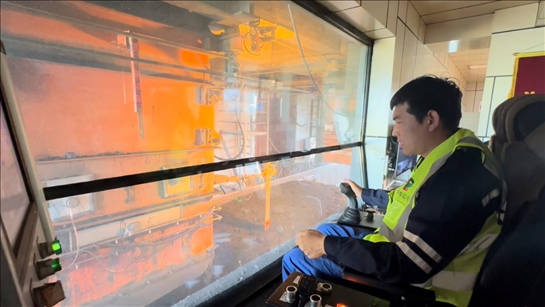 國(guó)家電投內(nèi)蒙古公司南露天煤礦裝車站司機(jī)石繼立的操縱下，一次性60噸的煤炭穩(wěn)穩(wěn)裝入車廂。人民網(wǎng) 金洪花攝