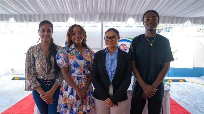 四名獲得中海油獎(jiǎng)學(xué)金的學(xué)生合影。中海油圭亞那有限公司供圖