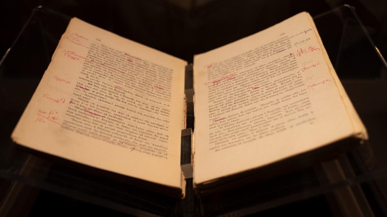 《希臘人左巴》初印后，卡贊扎基斯的修改批注。人民網(wǎng)記者 葛泰佚攝