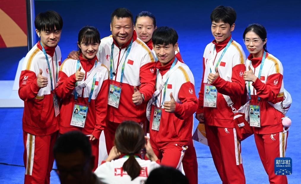 7月22日，中國(guó)代表團(tuán)部分成員在歡迎儀式后合影。新華社記者 王曦 攝