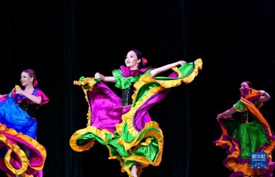 7月21日，哈薩克斯坦薩爾塔納國(guó)家舞蹈團(tuán)的演員在演出。