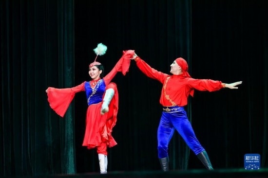 7月21日，哈薩克斯坦薩爾塔納國(guó)家舞蹈團(tuán)的演員在演出。