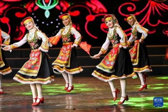 7月21日，哈薩克斯坦薩爾塔納國(guó)家舞蹈團(tuán)的演員在演出。