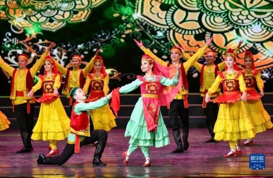 7月21日，哈薩克斯坦薩爾塔納國(guó)家舞蹈團(tuán)的演員在演出。