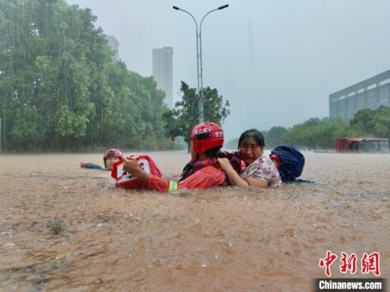 湖北咸寧暴雨引發(fā)內(nèi)澇， 消防營救民眾 朱燕林 攝