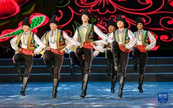 7月21日，哈薩克斯坦薩爾塔納國(guó)家舞蹈團(tuán)的演員在演出。