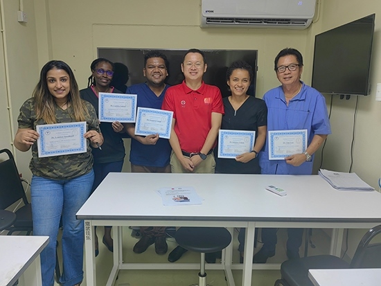 醫(yī)療隊(duì)成員與部分學(xué)員合影。第18期援圭亞那醫(yī)療隊(duì)供圖