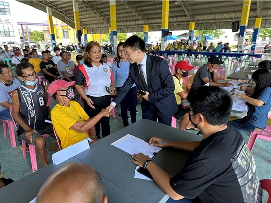 中方與菲方一道將中國援菲化肥分發(fā)至菲農(nóng)戶手中。中國駐菲律賓大使館供圖