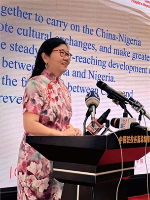 中國駐拉各斯總領(lǐng)館總領(lǐng)事嚴(yán)宇清致辭。駐拉各斯總領(lǐng)館供圖