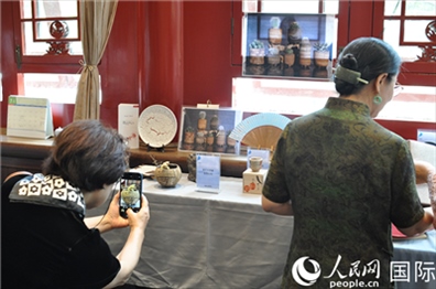 觀(guān)眾在觀(guān)賞滋賀縣工藝品(許永新 攝)