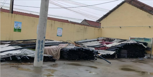 至今仍堆放在村委會院里的自來水管道。 人民網(wǎng)記者 金慧慧攝