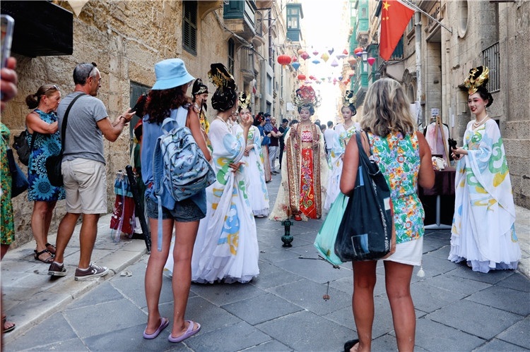 圖為花燈點(diǎn)亮儀式現(xiàn)場(chǎng)。 馬耳他中國文化中心供圖