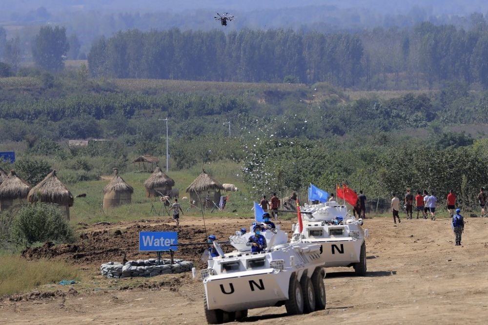 ↑2021年9月15日，在“共同命運(yùn)-2021”國(guó)際維和實(shí)兵演習(xí)綜合演練中，維和分隊(duì)采用無人機(jī)拋撒傳單宣傳和平理念。新華社記者 劉芳 攝