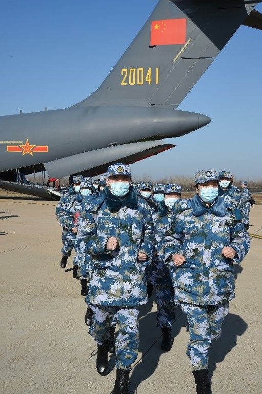 ↑2020年2月17日，一批軍隊(duì)支援湖北醫(yī)療隊(duì)員抵達(dá)武漢天河機(jī)場(chǎng)。新華社記者 黎云 攝