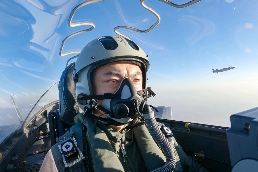 ↑全國(guó)人大代表、“強(qiáng)軍先鋒飛行大隊(duì)”大隊(duì)長(zhǎng)高中強(qiáng)進(jìn)行編隊(duì)飛行訓(xùn)練（2023年2月9日攝）。新華社發(fā)（姜皓元 攝）