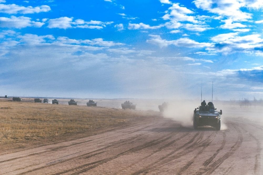 ↑陸軍第81集團(tuán)軍某旅“松骨峰特功連”隨所在營(yíng)進(jìn)行長(zhǎng)途機(jī)動(dòng)（2022年4月12日攝）。新華社發(fā)（李乃超 攝）