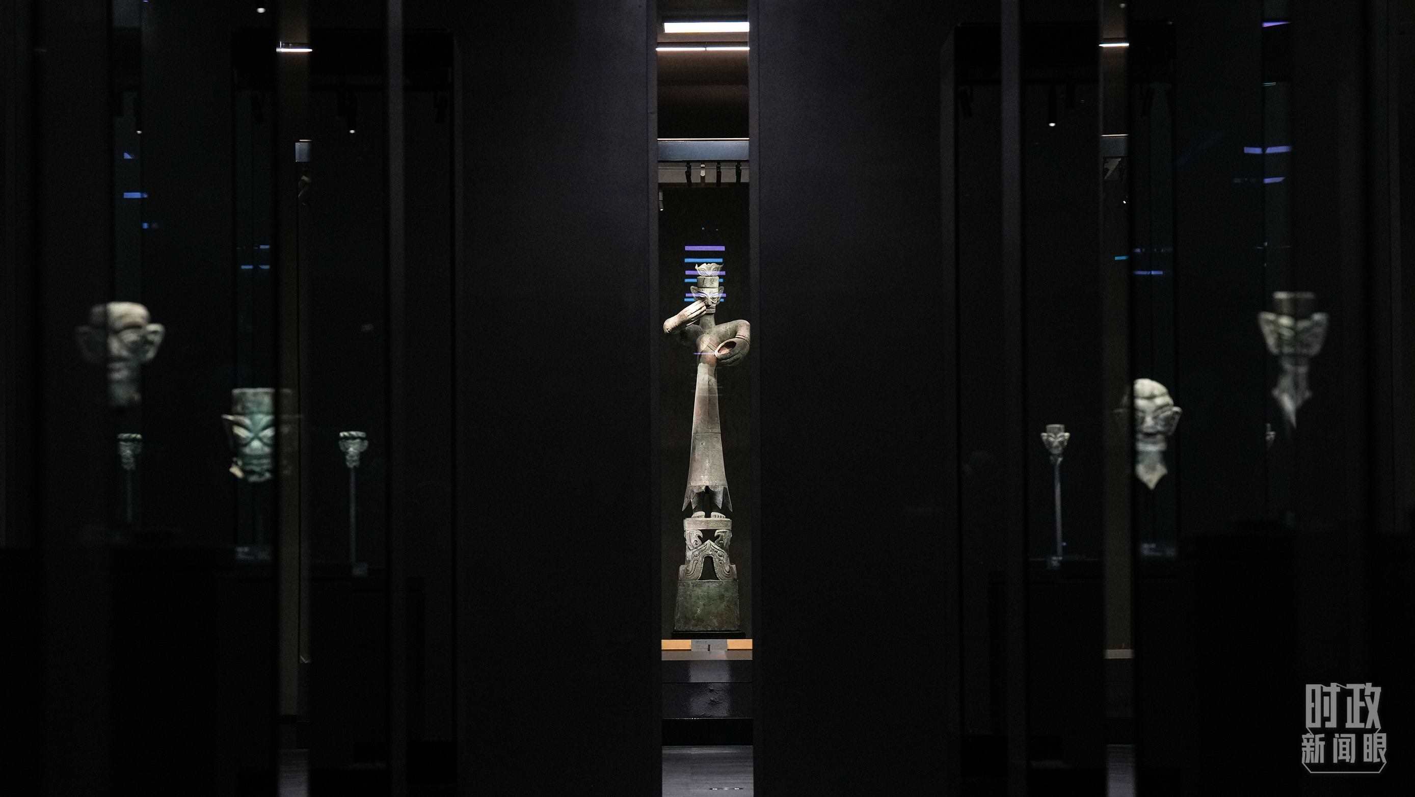 △三星堆出土的青銅大立人像。（總臺國廣記者李晉拍攝）