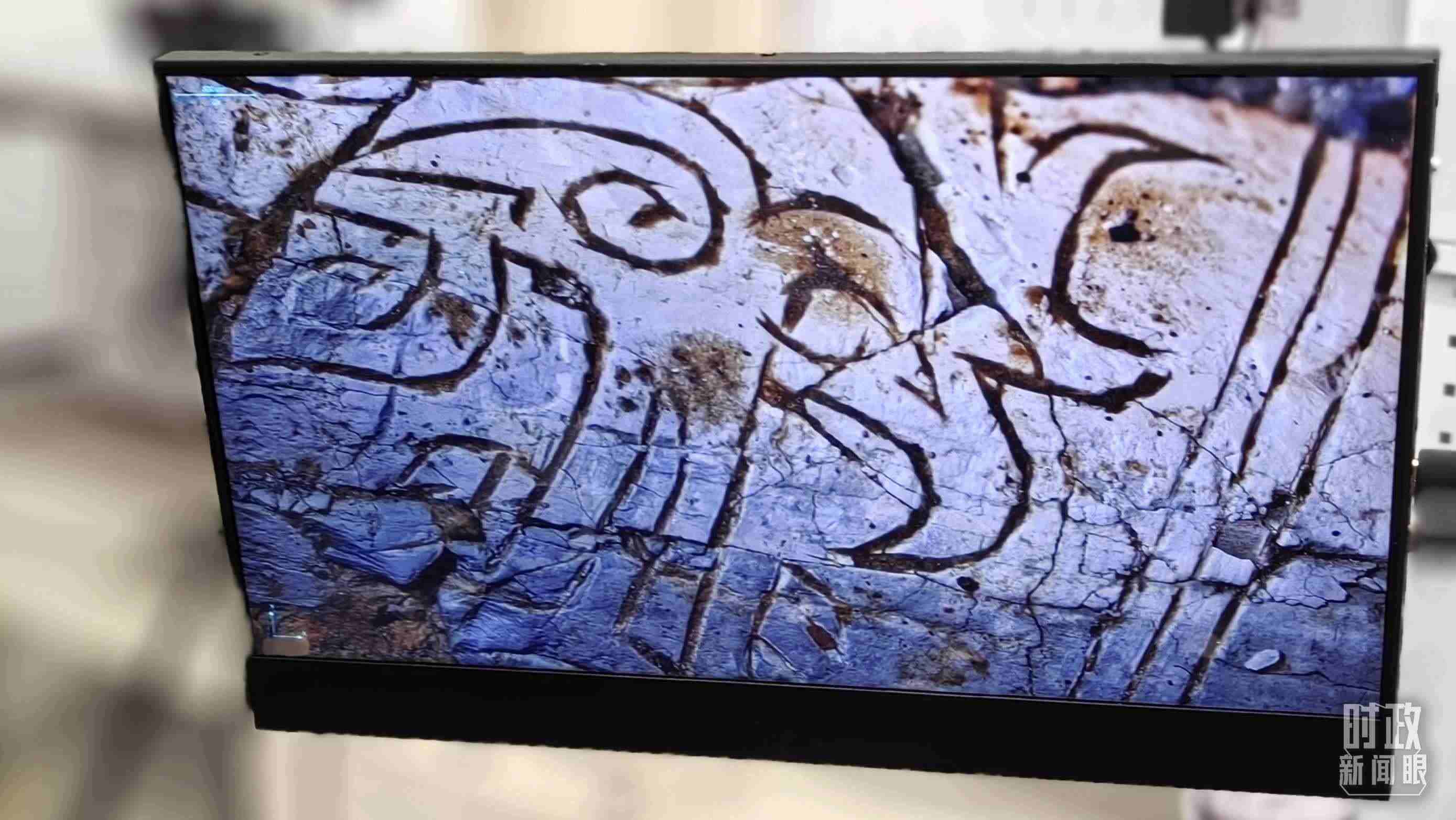 △顯微鏡下，三星堆文物的紋路清晰可見。（總臺央視記者王萌萌拍攝）