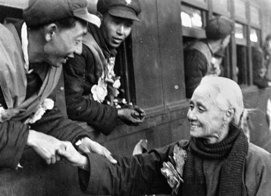 全國的鐵路工人們，一批批地志愿前往朝鮮前線工作，這是隴海路的鐵路工人魏志杰在臨行時和他母親告別的情形。新華社發(fā)（資料照片）