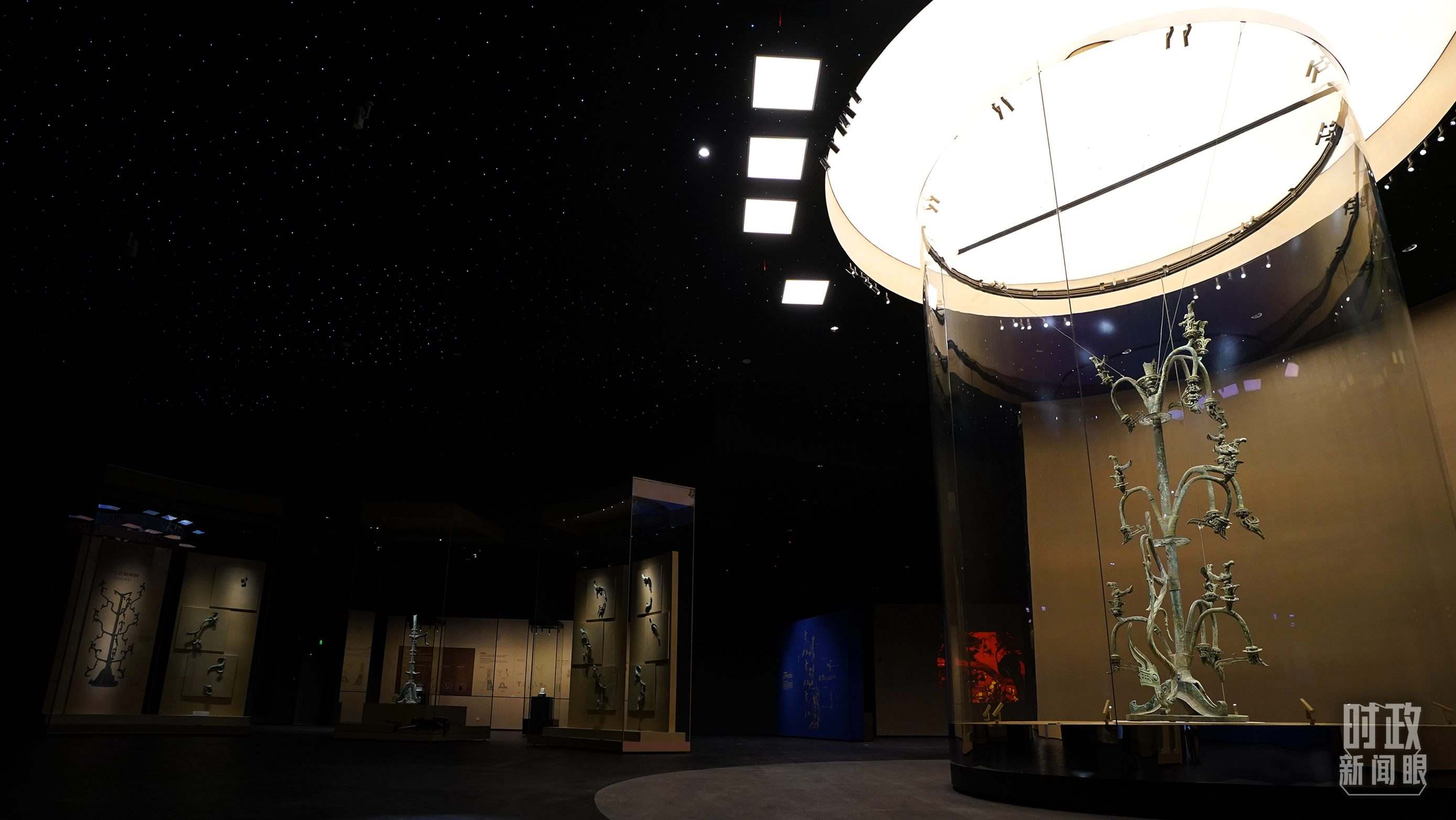 △三星堆出土的青銅神樹。（總臺國廣記者李晉拍攝）