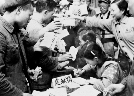 全國各地工商界踴躍捐獻(xiàn)款項，支援志愿軍。這是重慶市工商業(yè)者捐獻(xiàn)的情形。新華社發(fā)（資料照片）