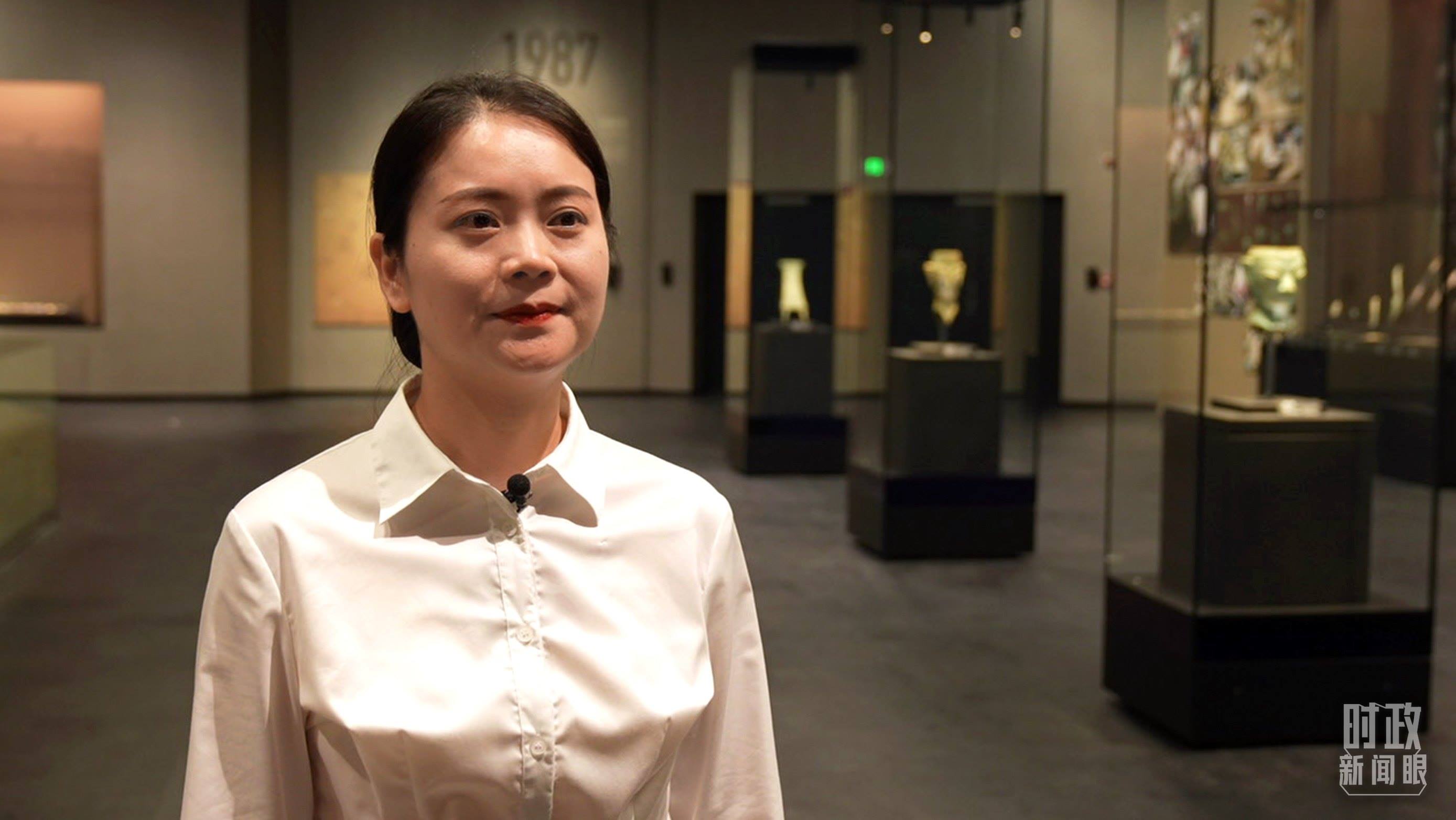 △當(dāng)天現(xiàn)場負(fù)責(zé)講解的三星堆博物館公眾服務(wù)部程靜。（總臺央廣記者馬喆拍攝）