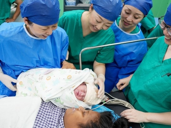 中國海軍“和平方舟”號醫(yī)院船在基里巴斯為29歲的塔拉瓦居民德阿瑞接生了一名“和平寶寶”（2023年7月16日攝）。新華社發(fā)（劉偉 攝）