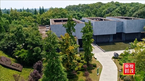 △2021年正式投入使用的三星堆文物保護(hù)修復(fù)館，堅(jiān)持保護(hù)修復(fù)與考古研究同步進(jìn)行，館內(nèi)分文保工作區(qū)和參觀區(qū)。