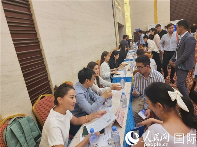 圖為中企代表與哈留華畢業(yè)生現(xiàn)場(chǎng)交流。人民網(wǎng)記者 李強(qiáng)攝