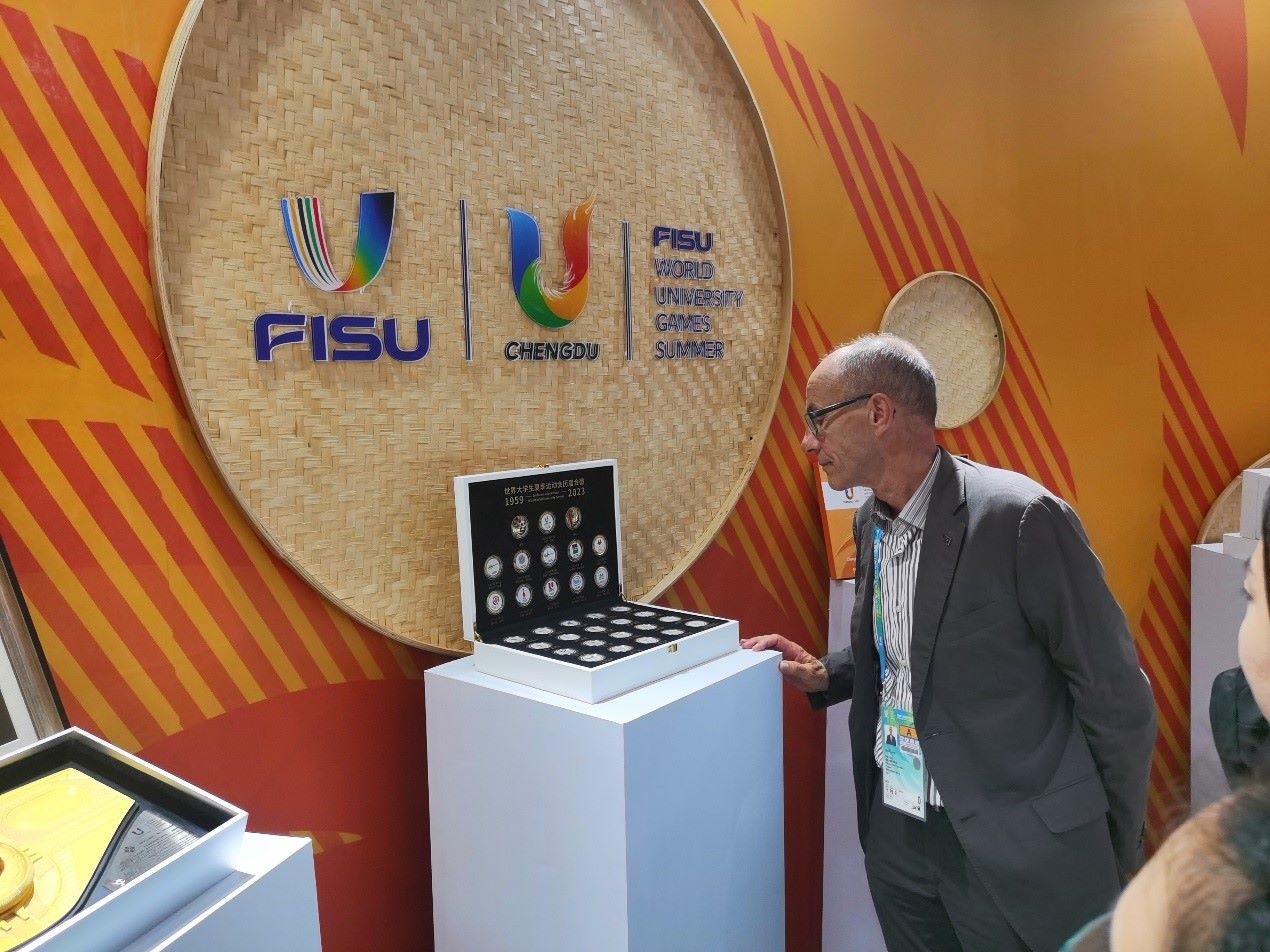 國(guó)際大體聯(lián)代理主席雷諾·艾德參觀大運(yùn)會(huì)特許商品。 人民網(wǎng)記者 楊磊攝