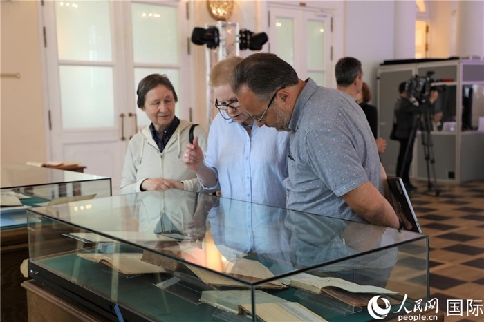 中俄圖書館論壇嘉賓共同參觀由俄羅斯國(guó)立列寧圖書館舉辦的館藏中國(guó)古籍善本圖書展。人民網(wǎng)記者 隋鑫攝