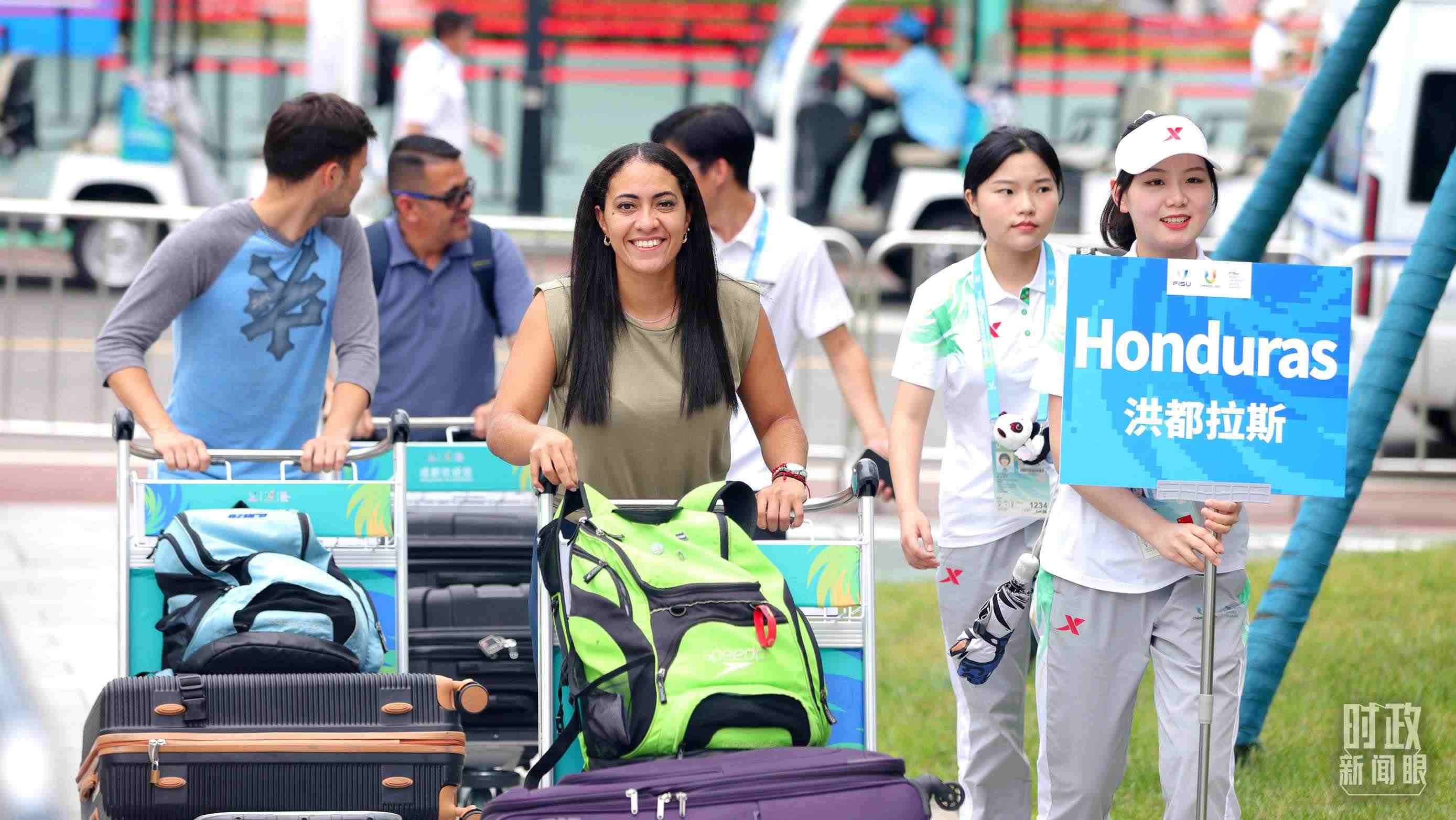 各國代表團成員相繼抵達成都大運村。（總臺央視記者魏幫軍拍攝）