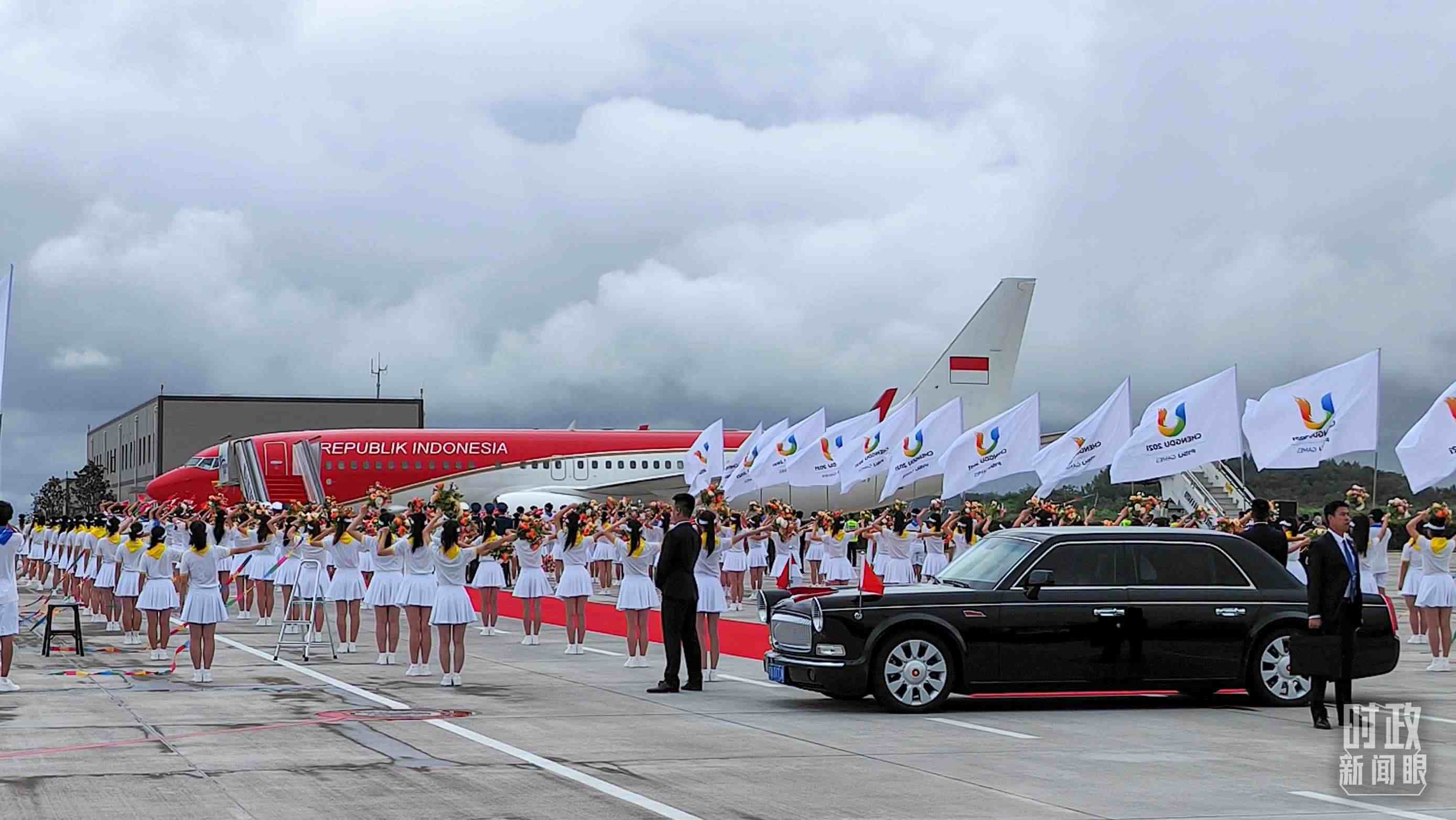 7月27日下午，印尼總統(tǒng)佐科抵達成都。（總臺央視記者王子杭拍攝）