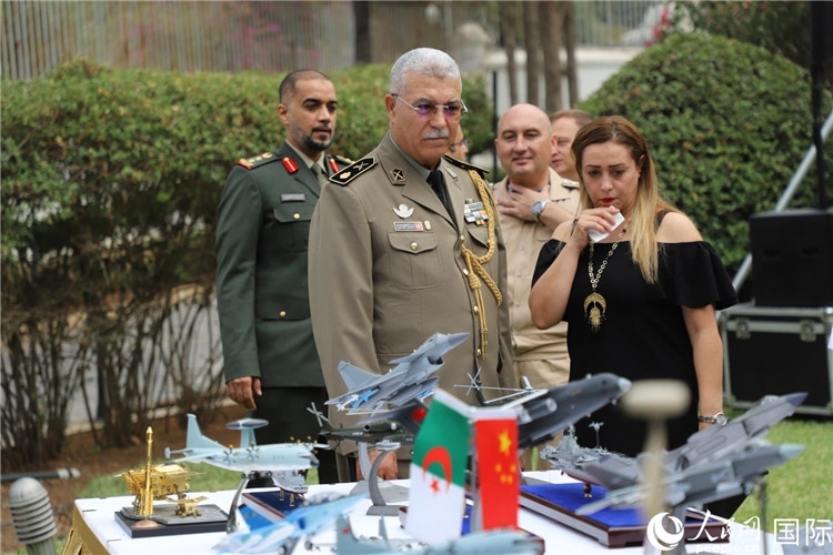 圖為與會嘉賓參觀招待會設(shè)置的武器裝備模型展臺。人民網(wǎng)記者 王傳寶攝