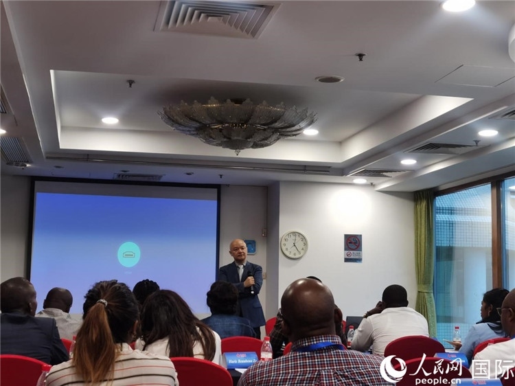 王鯤與研修班學(xué)員互動(dòng)交流。 人民網(wǎng) 孫鴻宇攝