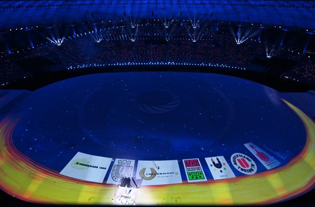 7月28日，國(guó)際大學(xué)生體育聯(lián)合會(huì)會(huì)旗在開(kāi)幕式上入場(chǎng)。新華社記者劉磊攝