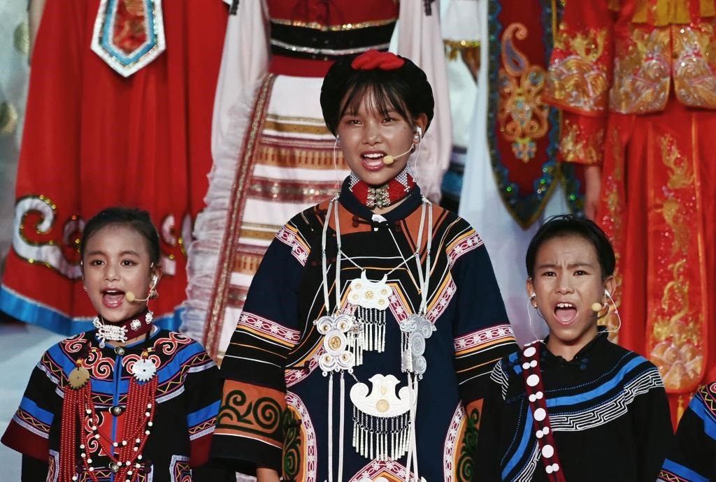 7月28日，吉好有果（中）在開(kāi)幕式上表演。新華社記者陳澤國(guó)攝