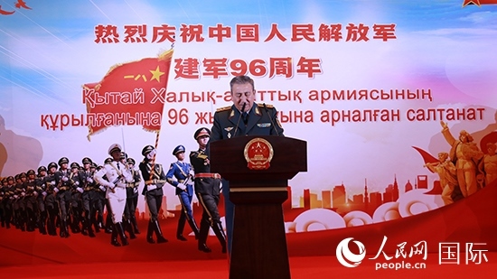 哈國防部副部長卡馬列特季諾夫中將發(fā)表致辭。人民網(wǎng)記者 李強攝