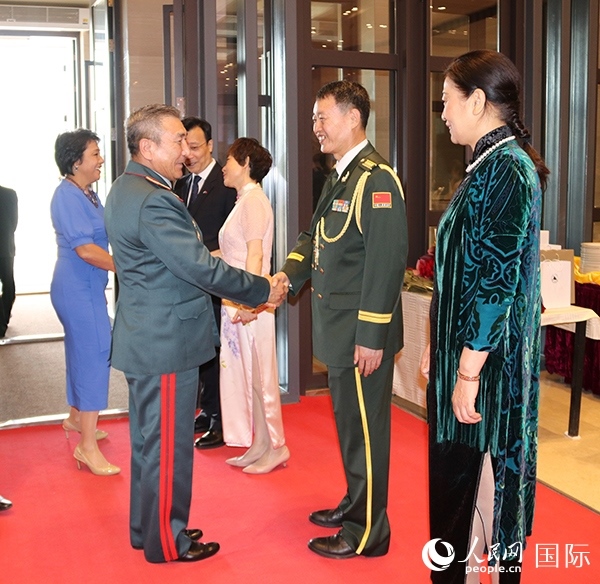 國防武官胡德君大校迎接賓客。人民網(wǎng)記者李強攝